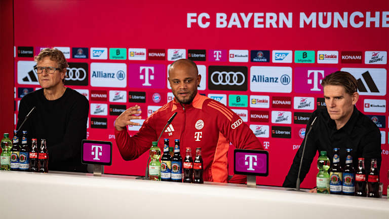 Dieter Nickles, Vincent Kompany y Christoph Freund en la rueda de prensa del FC Bayern previa al último partido de la primera vuelta 2024/25 contra el Hoffenheim.
