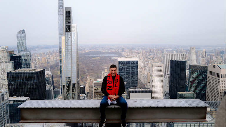 Giovane Elber sitzt vor der atemberaubenden Skyline von New York