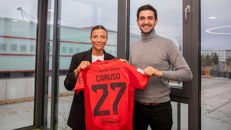 Arianna Caruso Francisco De Sá Fardilha halten zusammen das Trikot von Arianna Caruso mit der Nummer 27 hoch