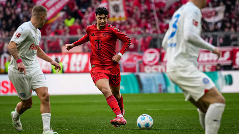 Szene aus dem Spiel zwischen FC Bayern und Holstein Kiel