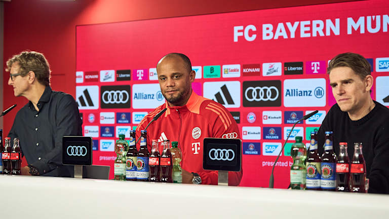 El portavoz de prensa Dieter Nickles, el entrenador Vincent Kompany y el director deportivo Christoph Freund en la rueda de prensa del FC Bayern antes del partido contra el Bremen.