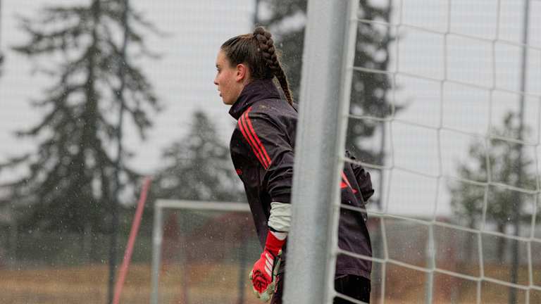 Torhüterin Ena Mahmutovic im Training der FC Bayern Frauen beim Warm-Up im Tor.