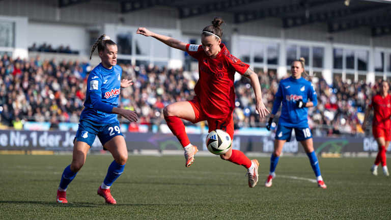 Julia Zigiotti springt hoch während sie den Ball annimmt.