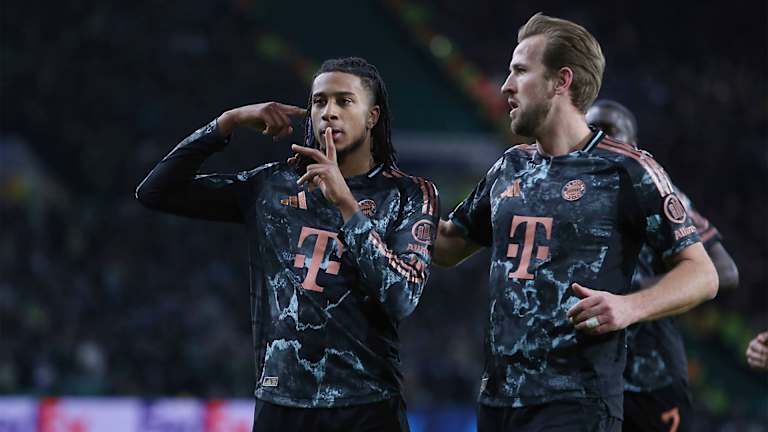 Michael Olise jubelt mit Harry Kane nach dem Tor zum 1:0 im Champions League-Spiel des FC Bayern bei Celtic Glasgow