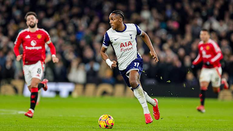 Mathys Tel mit dem Ball am Fuß während des Heimspiels gegen Manchester United.