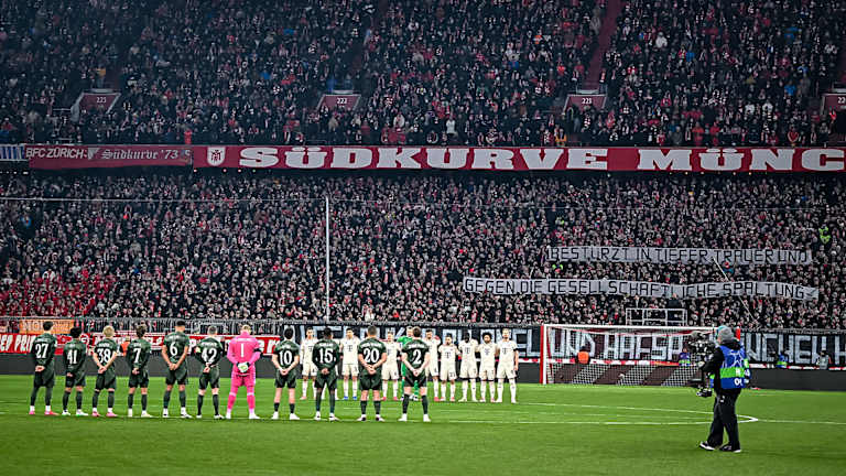 Gedenkminute für die Opfer des Anschlags von München vor Anpfiff der Partie des FC Bayern gegen Celtic Glasgow.