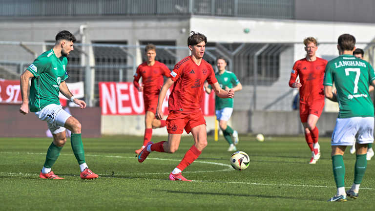 Guido Della Rovere von den FC Bayern Amateure im Spiel gegen Schweinfurt am Ball.