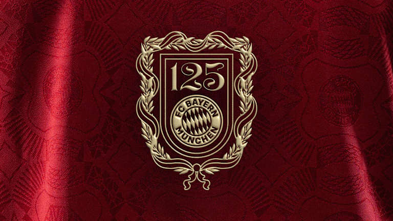 Logo des FC Bayern in gold mit Verzierungen zum 125. Jubiläum auf weinrotem Hintergrund