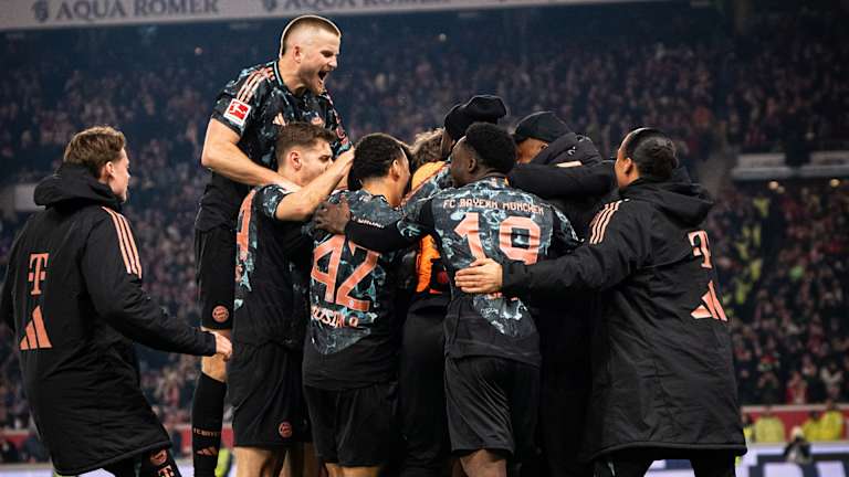 Die Spieler des FC Bayern bejubeln ein Tor gegen Stuttgart