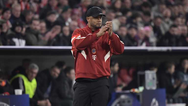 Vincent Kompany klatscht im Spiel gegen Leverkusen in die Hände