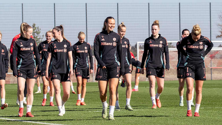 Die Mannschaft der FC Bayern Frauen im Training.