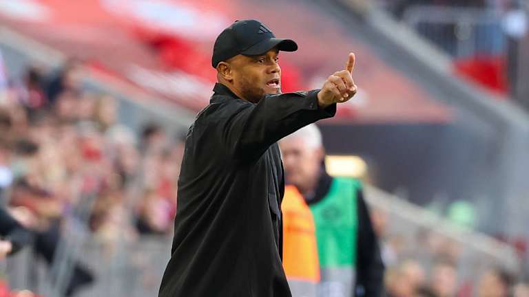 Vincent Kompany gibt Anweisungen im Spiel gegen Bochum