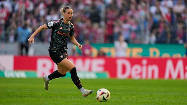 Klara Bühl läuft in der Partie gegen den 1. FC Köln mit dem Ball am Fuß über das Spielfeld.