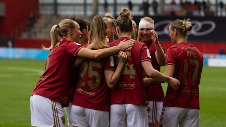 Jubeltraube der FC Bayern Frauen nach einem Tor im Spiel gegen Wolfsburg.