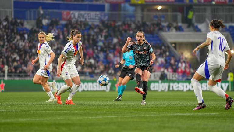 Sydney Lohmann im Auswärtsspiel bei Olympique Lyon am Ball.
