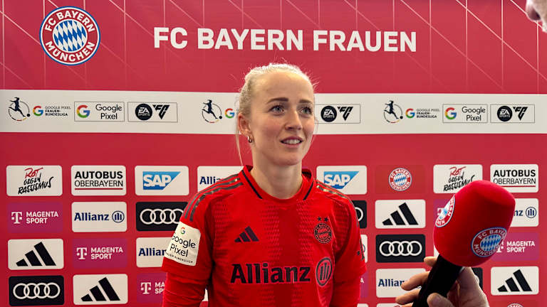 Lea Schüller beim Interview nach dem Spiel gegen Bayer Leverkusen.