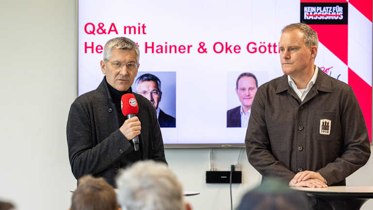 Herbert Hainer und Oke Göttlich sprechen beim Workshop  des FC Bayern und des FC St. Pauli gegen Rassismus