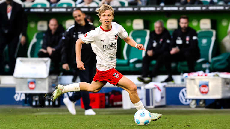 FCB-Leihgabe Frans Krätzig mit dem Ball am Fuß im Spiel gegen Wolfsburg