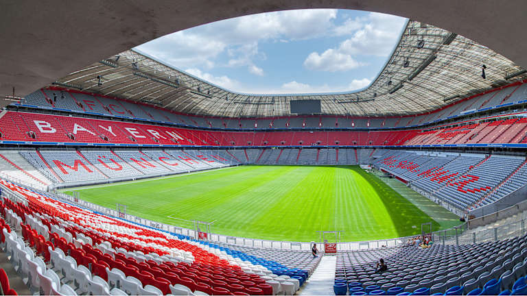 Blick auf das Spielfeld der Allianz Arena von der Nordtribüne