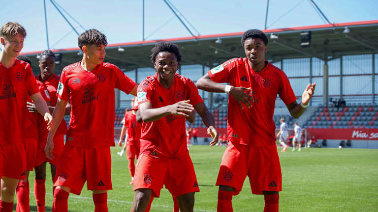 Frank Egwuatu und Allen Junior Lambe aus der FC Bayern U17 jubeln über den Führungstreffer.