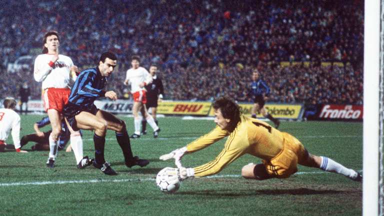 Raimond Aumann (FC Bayern) hält einen Ball gegen Giuseppe Bergomi (Inter Mailand)