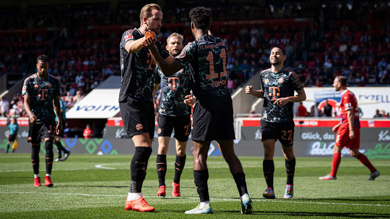 Harry Kane und Kingsley Coman jubeln gegen Heidenheim