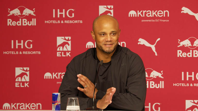 Vincent Kompany auf der Pressekonferenz nach dem Bundesliga-Spiel des FC Bayern bei RB Leipzig