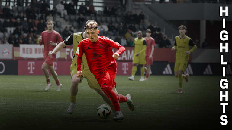 Spielszene aus dem Duell der FC Bayern U19 gegen Borussia Dortmund