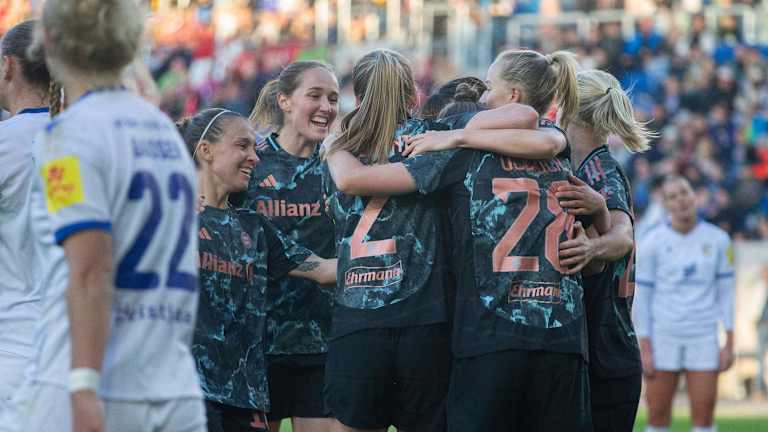 Gruppenjubel der FC Bayern Frauen aus dem Spiel gegen Carl Zeiss Jena