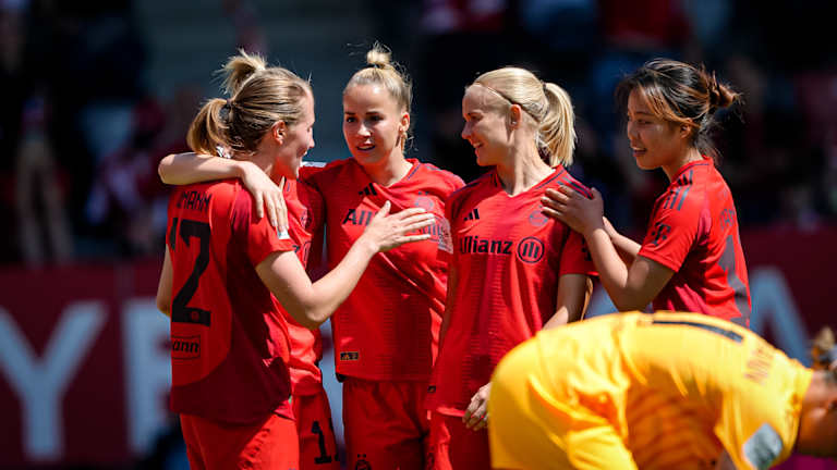 Sydney Lohmann, Giulia Gwinn, Pernille Harder und Momoko Tanikawa bejubeln zusammen das Tor zum 2:0