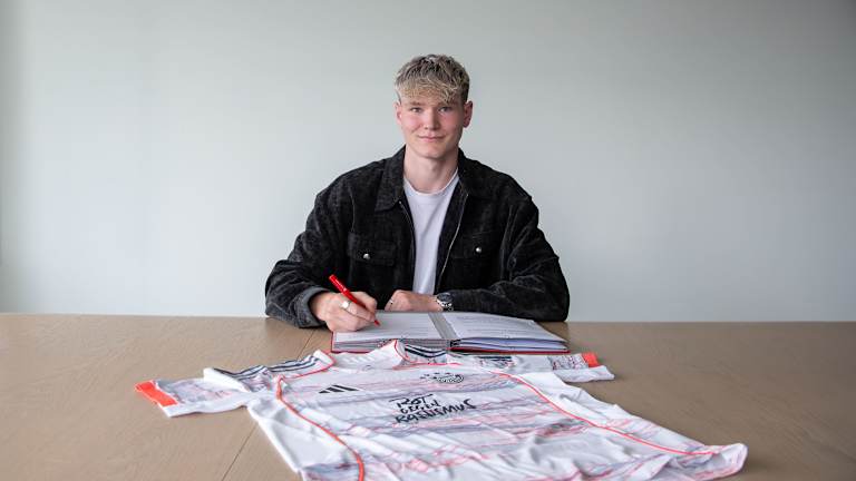 Richard Meier bei der Vertragsunterschrift am FC Bayern Campus.