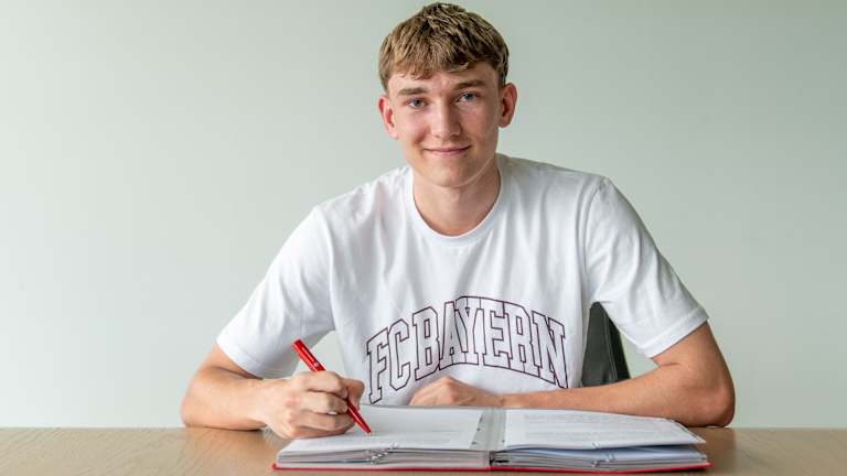 Artur Degraf bei der Vertragsunterschrift am FC Bayern Campus.