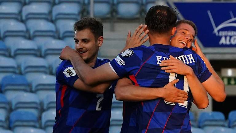 Josip Stanisic bejubelt ein Tor der kroatischen Nationalmannschaft im Spiel gegen Gibraltar.