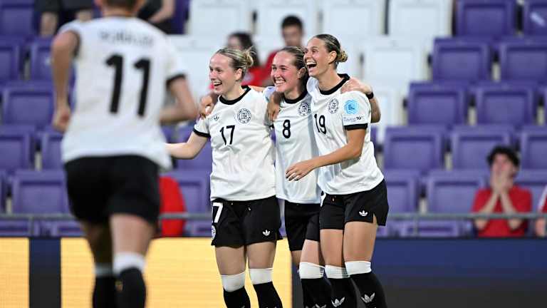 Franziska Kett, Sydney Lohmann and Klara Bühl celebrate arm in arm in the German national team jersey