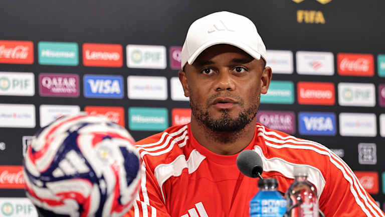 Vincent Kompany auf der Pressekonferenz des FC Bayern