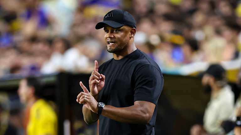 Vincent Kompany bejubelt den Sieg des FC Bayern bei der Klub-WM gegen die Boca Juniors.