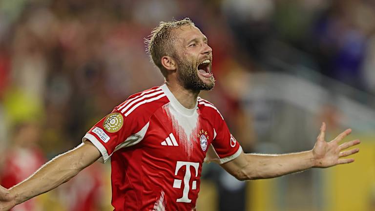 Konrad Laimer jubelt im Bayern-Trikot