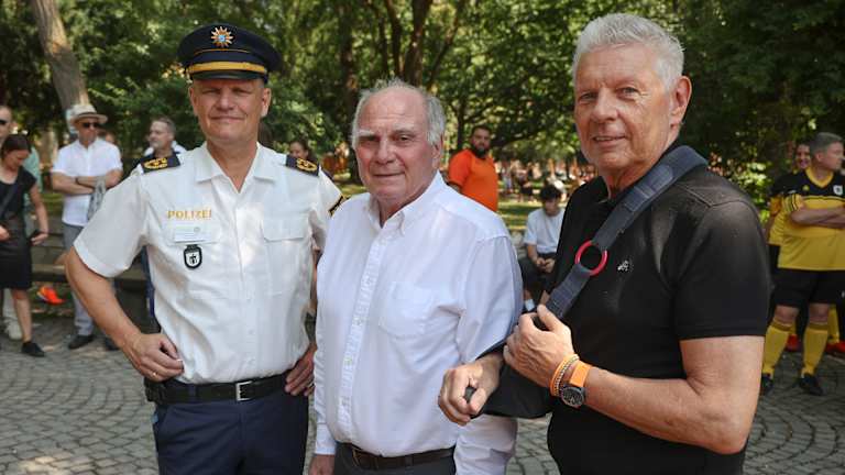 (v.l.) Polizeipräsident Thomas Hampel, FC Bayern Ehrenpräsident Uli Hoeneß und Münchens Oberbürgermeister Dieter Reiter