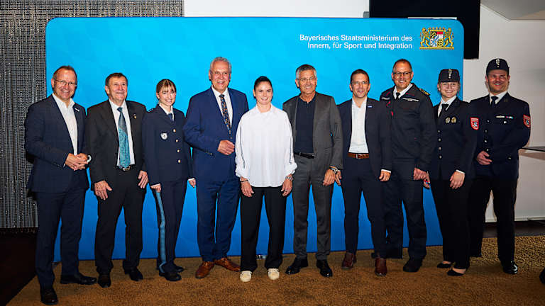 Gruppenfoto der Personen bei der Veranstaltung zu Nicht alle Helden tragen Trikots in der Allianz Arena