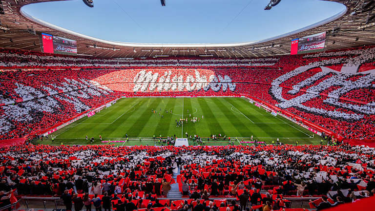 Choreo zum 125. Club-Geburtstag in der Allianz Arena in rot-weiß mit dem Schriftzug Bayern München sowie einem historischen Club-Wappen auf den Tribünen.