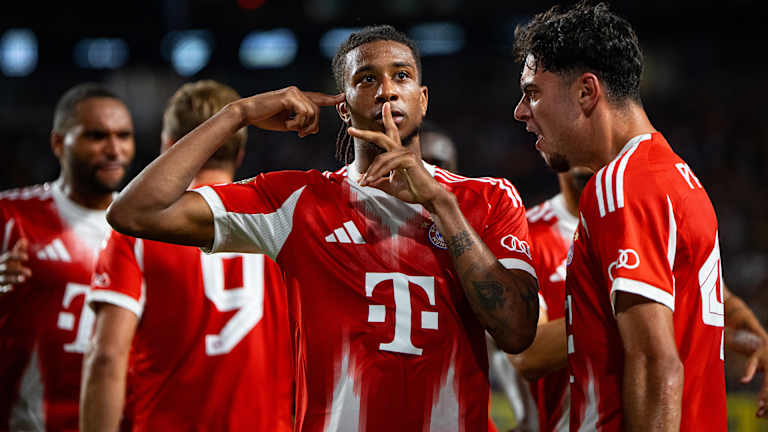Michael Olise zeigt eine Jubelpose nach seinem Torfür den FC Bayern gegen Boca Juniors bei der Klub-Weltmeisterschaft.