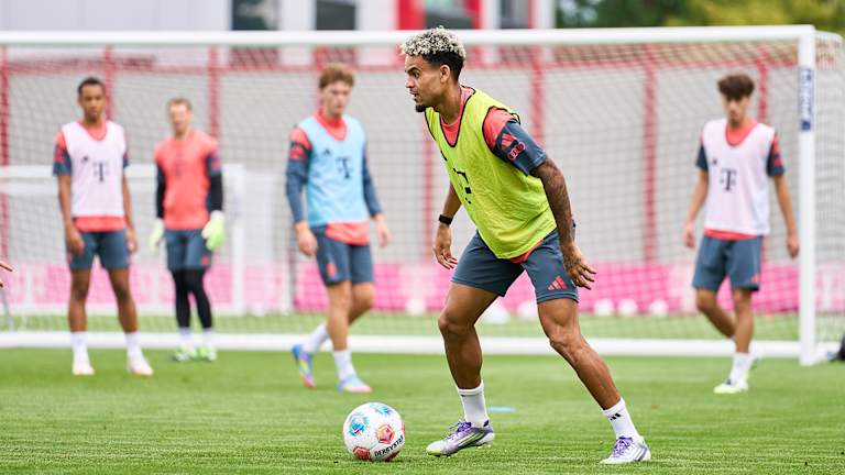 Luis Díaz mit dem Ball am Fuß im Training des FC Bayern.