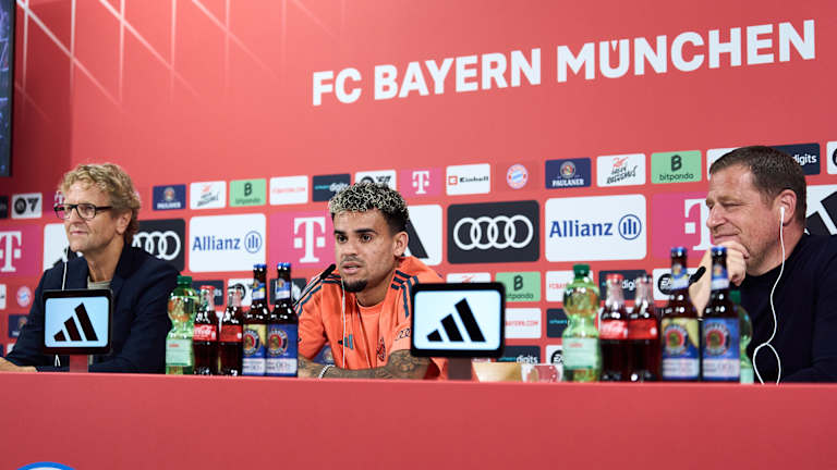 Dieter Nickles, Luis Díaz und Max Eberl bei der Vorstellungs-Pressekonferenz des Neuzugangs.