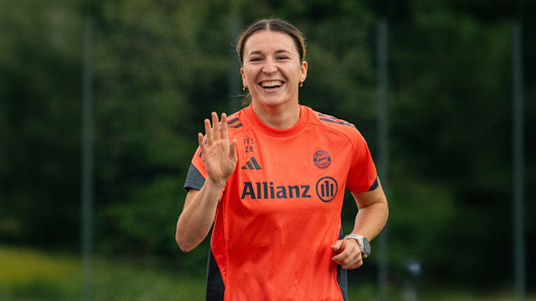Barbara Dunst lächelt während sie am FC Bayern Campus Runden läuft.