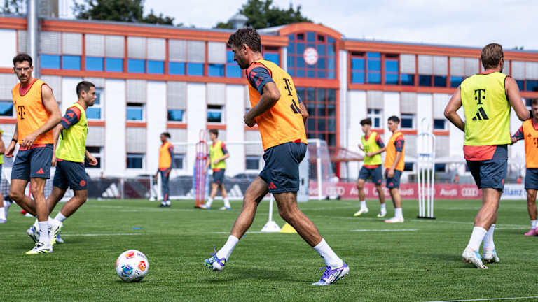 Thomas Müller plays a pass in FC Bayern training