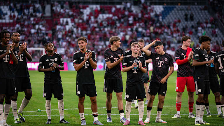 Spieler des FC Bayen klatschen in Richtung der Fankurve nach dem Testspiel gegen Tottenham in der Allianz Arena