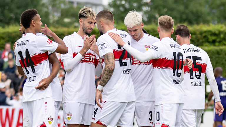El VfB Stuttgart celebra un gol en un partido de preparación.