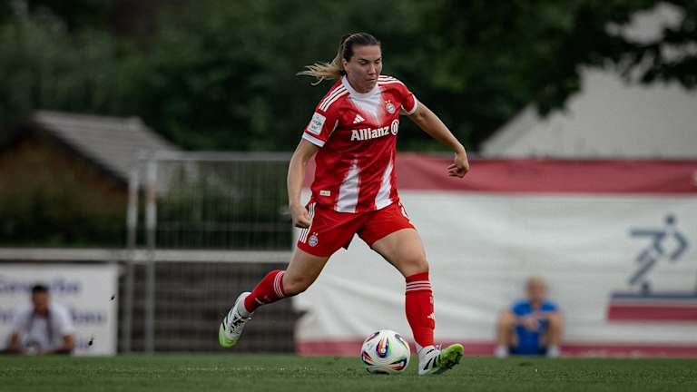Vanessa Gilles während des Testspiels der FC Bayern Frauen gegen den FC Zürich