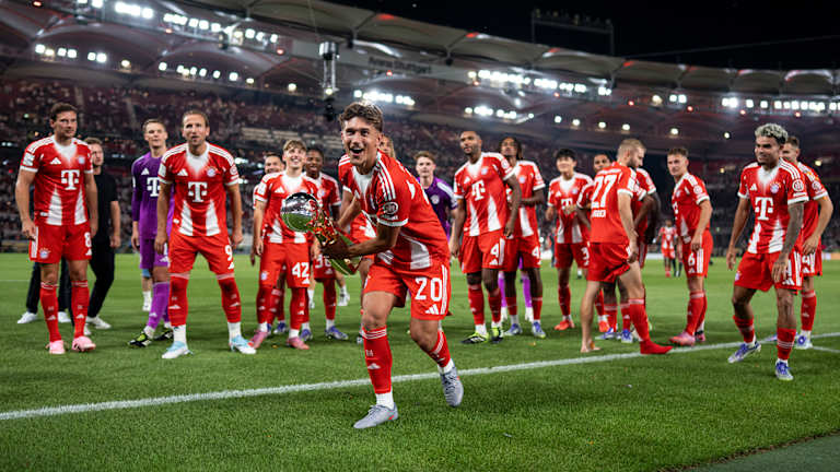 Tom Bischof vom FC Bayern jubelt mit der Supercup-Trophäe nach dem Spiel beim VfB Stuttgart.