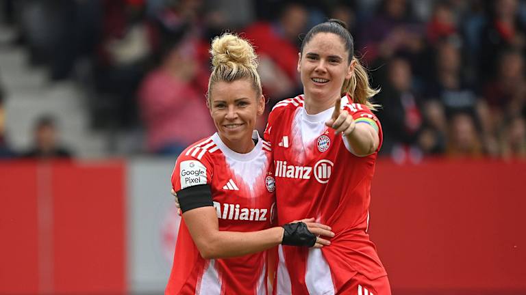 Linda Dallmann und Sarah Zadrazil bejubeln ein Tor gegen Real Madrid.